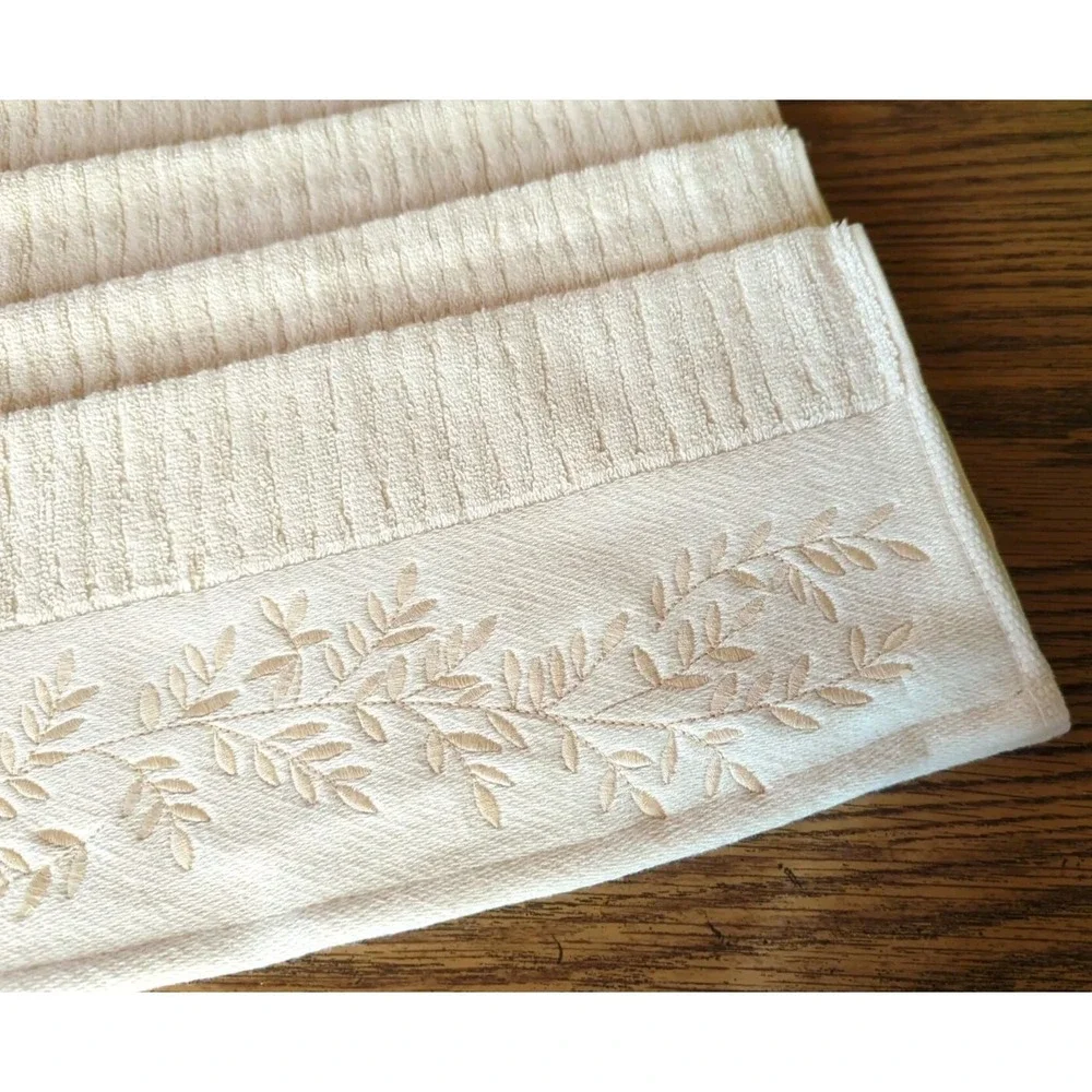 4 New With Tags RALPH LAUREN EMBROIDERED Winter Garland HAND TOWEL CREAM Pretty!